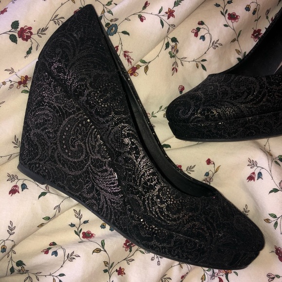 Black and gold wedges - Picture 2 of 5